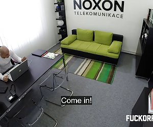Sekretaris pirang Horny fucks bosnya di kantor